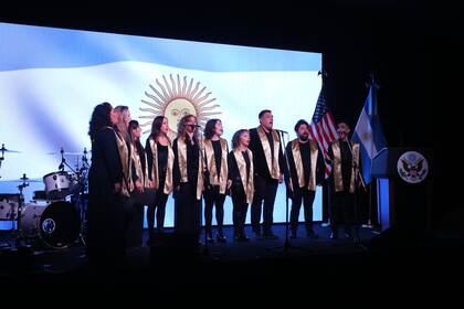 Primero se entonó el himno argentino, con Voices United