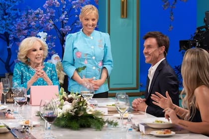 Primero sonrisas, después caras largas y tensión en la mesa de Mirtha