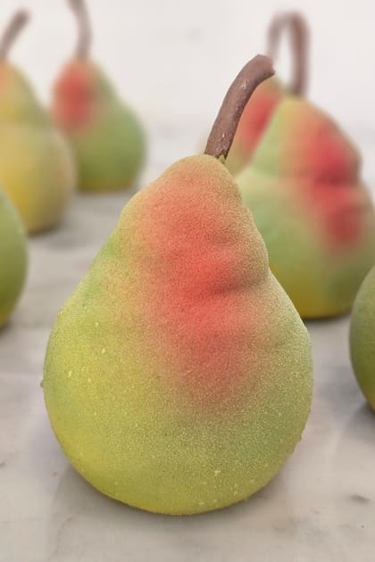 "Primero trabajo con la fruta, la cocino y le extraigo el jugo. Luego, agrego los potenciadores (distintas hierbas aromáticas), y congelo todo", cuenta el pastelero