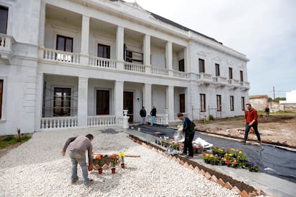 Primero volvió a funcionar la planta baja con un restaurante; luego se habilitó la planta alta y, este año, una ala trasera con unidades tipo departamento y un patio de palmeras. Siguen con nuevos espacios: gimnasio y una pileta proyectada.