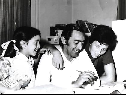 Primeros años en Chivilcoy y un recuerdo atesorado. Adriana; su padre, sentado frente al tablero de dibujo, y su mamá.