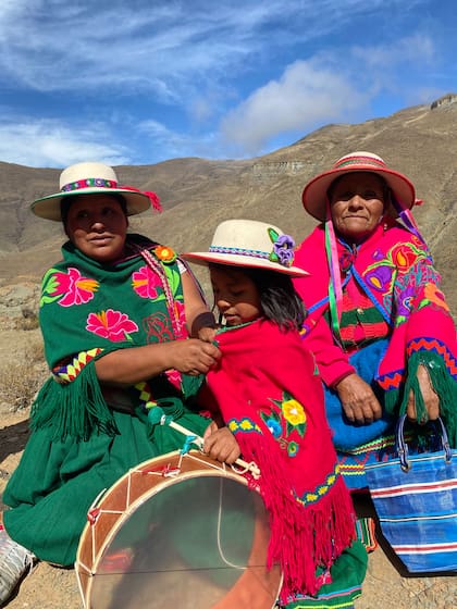 Primitiva Coronel (a la derecha) con su nieta Arruma y su hija Mirta Colque