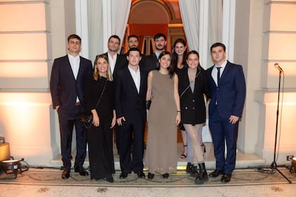 Primos unidos por una buena causa. De izquierda a derecha: Juan Carroll, Lucia Dadone, Matías Carroll, Tomás Gol Pares, Agustín Carroll, Marcos Carroll, Maia Carroll, Catalina Gol Pares, Camila Carroll e Ignacio Pyznar.