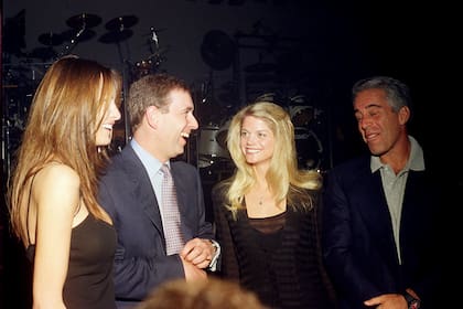 Melania Trump, el príncipe Andrés, Gwendolyn Beck y Jeffrey Epstein en una fiesta en el club Mar-a-Lago, en Palm Beach, Florida, el 12 de febrero de 2000