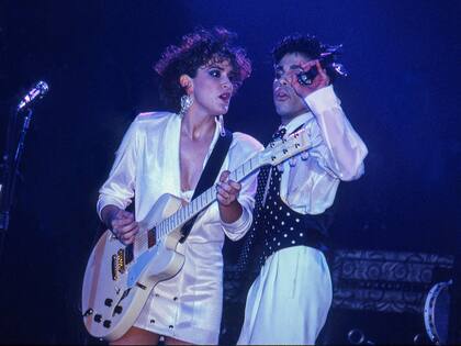 Prince con Wendy Melvoin en Wembley, Londres, el 12 de agosto de 1986