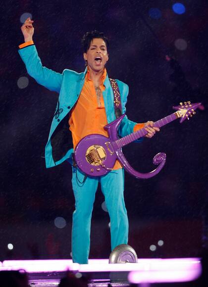 Prince, en 2007, rompió con los estándares masculinos de la época y eligió mucho color