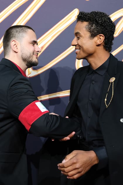 Prince Jackson y su primo Jaafar,
protagonista del film Michael,
se saludan afectuosamente