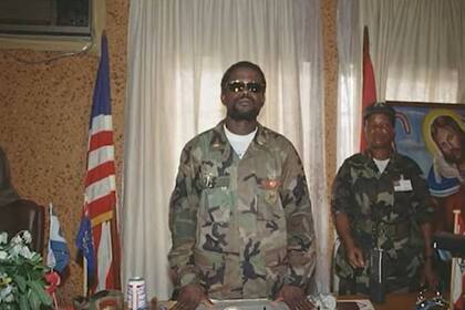 Prince Johnson fue el hombre que terminó con la vida de Samuel Doe; en el video que recorrió el mundo se lo ve tranquilo y bebiendo una lata de cerveza