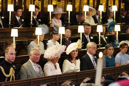 De izquierda a derecha: el princípe William, príncipe Carlos, Camilla, duquesa de Cornwall, Kate, duquesa de Cambridge, el duque de York, la princesa Beatrice y la princesa Eugenia