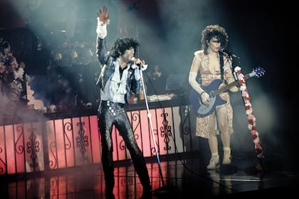 Prince y la guitarrista de The Revolution, Wendy Melvoin, durante uno de los seis shows en Nueva York del Purple Rain Tour, en marzo de 1985