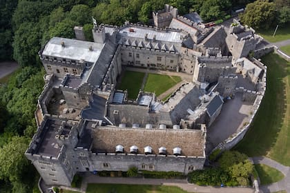 Una vista aérea del castillo de St Donat, sede del UWC Atlantic College, el 14 de junio de 2021 en Vale of Glamorgan, Gales