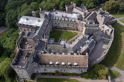 Una vista aérea del castillo de St Donat, sede del UWC Atlantic College, el 14 de junio de 2021 en Vale of Glamorgan, Gales