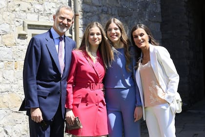 La Princesa Leonor se gradúa en el internado de Gales acompañada por los Reyes y la Infanta Sofía