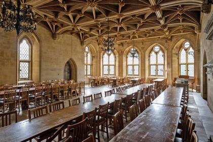 El comedor dentro del UWC Atlantic College, en Gales