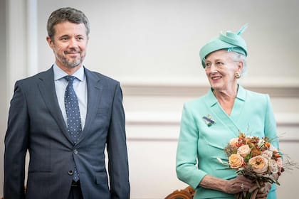 El príncipe heredero Federico y la reina Margarita llegan para la apertura anual de la sesión parlamentaria en el Parlamento danés (Folketinget) en el castillo de Christiansborg en Copenhague, el 4 de octubre de 2022