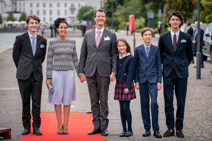 El príncipe Félix, la princesa Marie, el príncipe Joaquín, la princesa Athena, el príncipe Henrik y el príncipe Nicolás en un almuerzo en el yate real Dannebrog para conmemorar el 50 aniversario de la ascensión al trono de la reina danesa Margarita II en Copenhague, Dinamarca, el domingo 11 de septiembre pasado