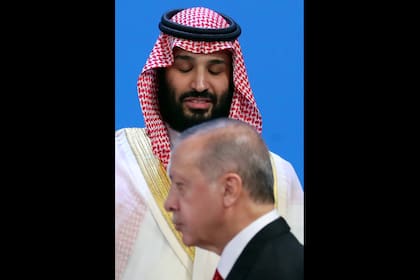 Ojos bien cerrados: el príncipe Ben Salman, al paso del turco Erdogan, que lo acusa del asesinato del periodista Khashoggi