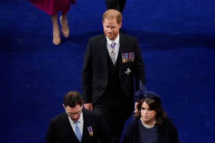 El príncipe Harry asistió solo a la ceremonia de coronación (Photo by Andrew Matthews / POOL / AFP)