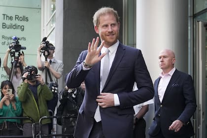 El príncipe Harry abandona el Tribunal Superior tras prestar declaración en Londres, el 7 de junio de 2023. 