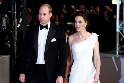 Cine y realeza: el duque y la duquesa de Cambridge, o William y Catherine, en camino a la ceremonia de los premios que entrega la academia de cine británica y que él preside desde 2010