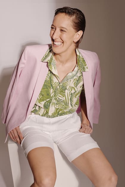 PRINT TROPICAL. Blazer de lino sin botones (Carmela Achával), camisa con estampa de hojas de palmera (Levi´s) y bermudas pinzadas de lino (Giesso)
