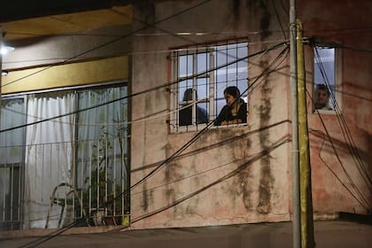 Priscila Della Vechia (centro) y Agustina Uliarte (derecha) son vecinas y familiares de Brenda. "No teníamos mucha relación, era 'hola y chau'", dice una de ellas