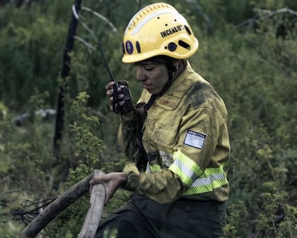 Priscila López, brigadista del SPLIF en El Bolsón, cursa la Tecnicatura Superior en Análisis de Incendios Forestales, mientras proyecta su camino en el oficio.
