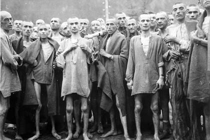 Prisieron del campo de concentración de Ebensee, Austraia, al ser liberado por los aliados