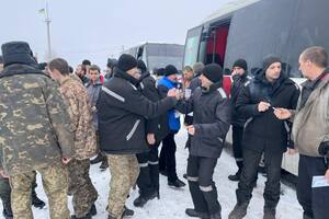 Mientras siguen los combates en el este, Rusia y Ucrania liberaron a docenas de prisioneros de guerra