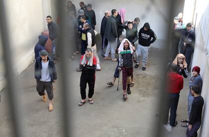 Prisioneros de Irak y Siria pasan tiempo en el exterior de una prisión en Hasaka