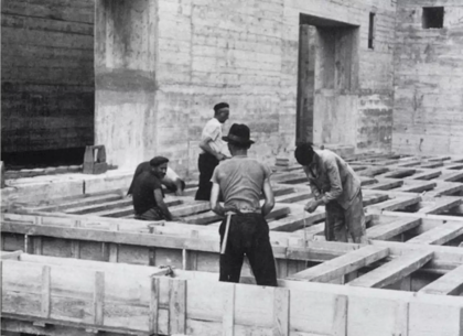 Prisioneros españoles durante la construcción de la base de submarinos en Burdeos.