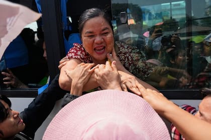 Prisioneros liberados son recibidos por familiares y colegas tras su salida de la cárcel de Insein, en Yangón, Myanmar