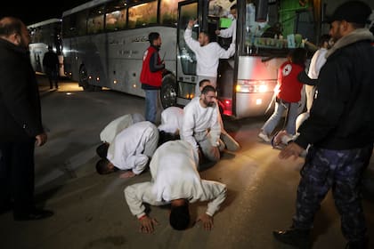 Prisioneros palestinos reaccionan a su llegada a la Franja de Gaza tras ser liberados de una prisión israelí