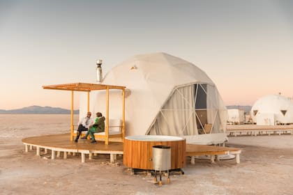 Atardecer en la terraza exterior en uno de los cuatro domos del Luxury Camp.