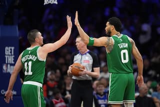 Pritchard anota 32 y Celtics aplastan a 76ers para el 3-1 en la serie pese al regreso de Embiid
