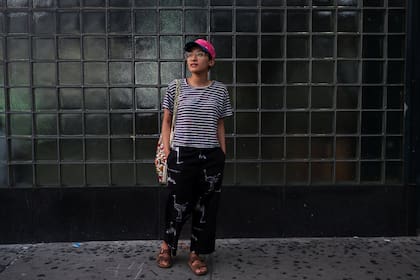Priti Serchan, de 31 años, artista babysitter, posa para una foto en Queens