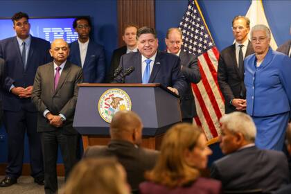 Pritzker respalda la deportación de criminales violentos indocumentados, pero mantiene su compromiso con los migrantes