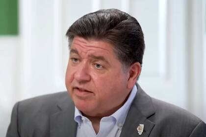 Pritzker tiene raíces migrantes y defiende las políticas de santuario en Illinois