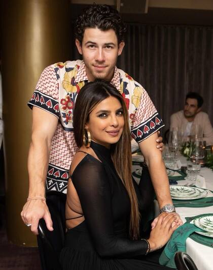 Priyanka Chopra junto a Nick Jonas en una fiesta organizada en su restaurante