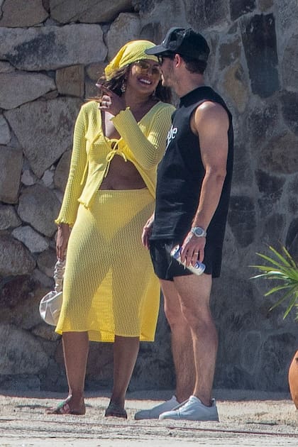 Priyanka Chopra viste un colorido conjunto de playa completamente amarillo mientras posa para fotos con su familia y amigos mientras su esposo Nick disfruta de su cerveza mientras el dúo de Hollywood es visto de vacaciones en Cabo