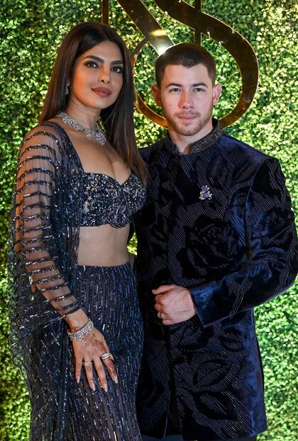Priyanka Chopra y Nick Jonas brillaron con sus outfits en la ceremonia hindú Sangeet que se realizó el miércoles 6 en Mumbai previo a la boda del hermano de la actriz, Siddharth Chopra, con su prometida, Neelam Upadhyaya