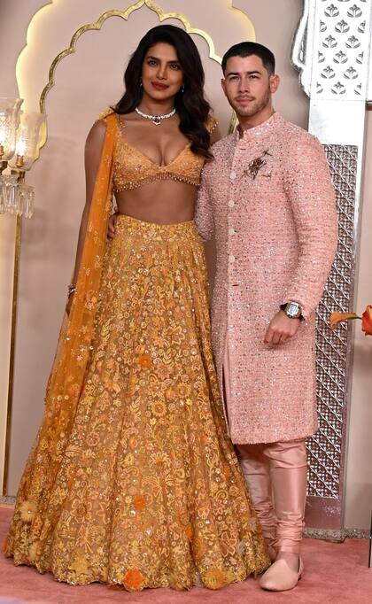 Priyanka
Chopra y Nick Jonas. La
actriz india lució uno de
los colores preferidos por
las invitadas, el amarillo,
en un conjunto de falda
con volumen y un crop
top en el mismo tono
con flores de lentejuelas
y cuentas naranjas. Por
su parte, el cantante
llevó una chaqueta
tipo nehru con brillos.