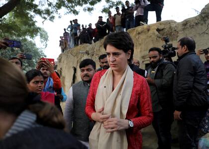 Priyanka Gandhi Vadra, líder del principal partido opositor del Congreso de la India, llega para encontrarse con los familiares de la víctima de violación de 23 años