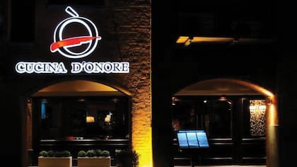 Probá la burrata de Cucina D''Onore en su terraza con vista al río