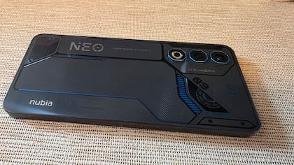 Probamos el Nubia Neo 03 GT, un smartphone gamer con gatillos en los costados para jugar sin tapar la pantalla con las manos y una batería interna de 6000 mAh