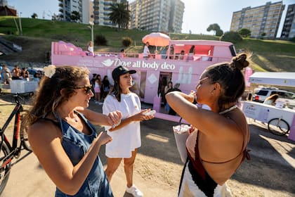 Probar el producto forma parte central del recorrido por la experiencia Dove All Body Deo.