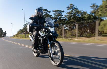 Probar los frenos y el equipo de luces antes de subirse a la moto nunca está de más