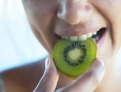 Probióticos y compuestos serotoninérgicos convierten al kéfir y el kiwi en un aliado nocturno. Foto:iStock