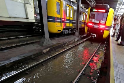 Problemas en la Línea A del subte debido a las intensas lluvias