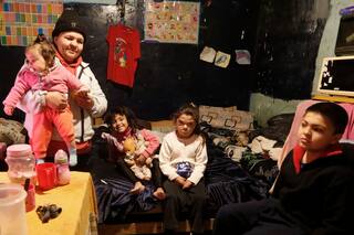 Infancia pobre: tres de cada 10 chicos viven hacinados y hasta comparten la cama